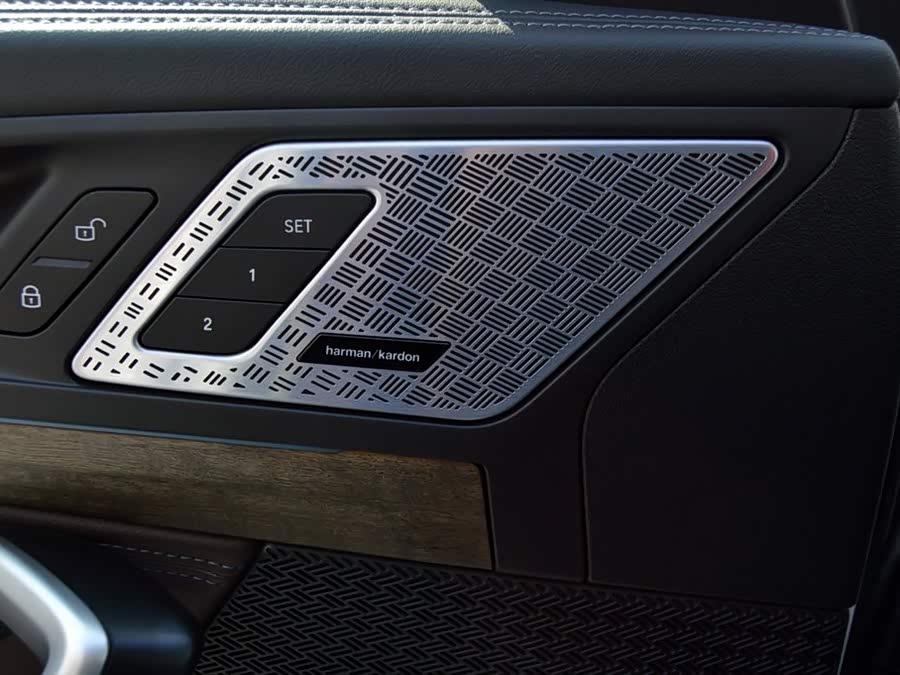 BMW iX1 2024 car image #10