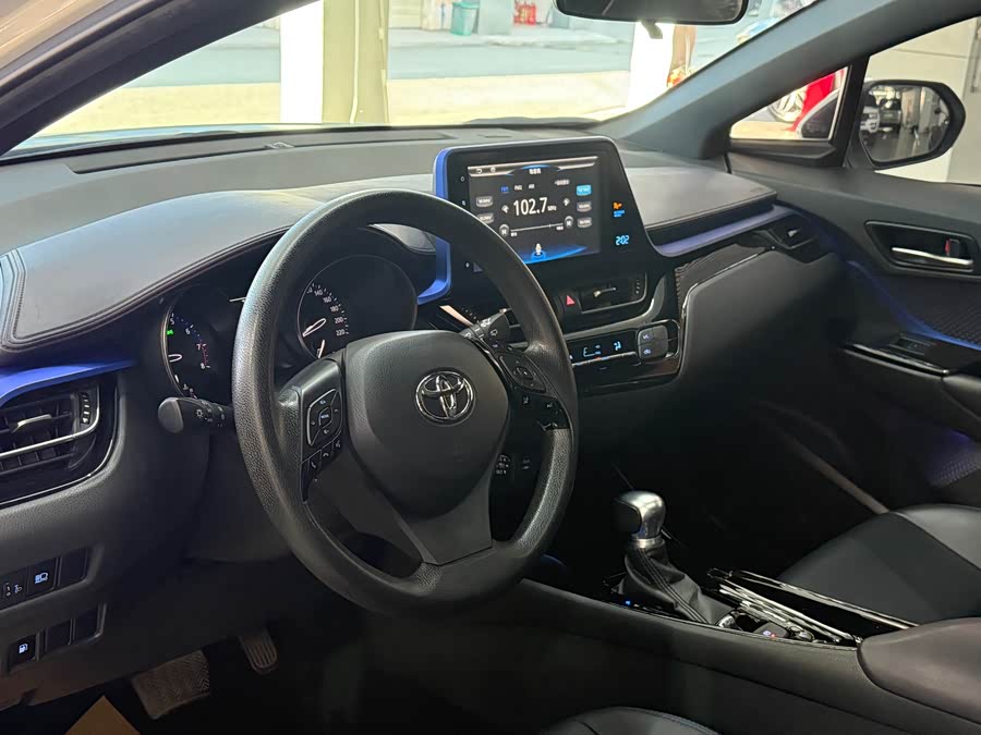 Toyota C-HR 2020 car image #10
