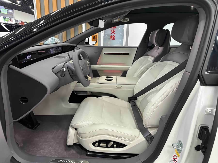 Avatr 06 2025 car image #10