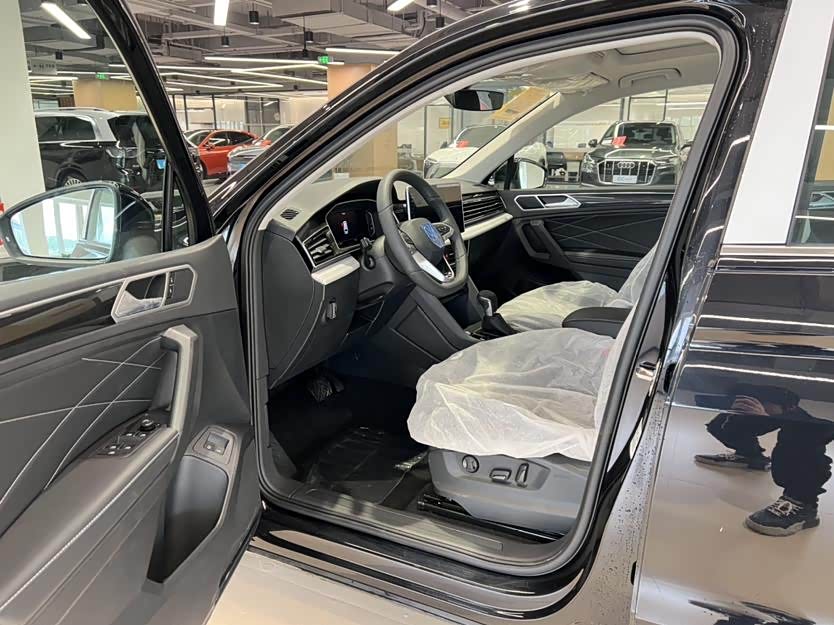 Volkswagen Tiguan L New Energy 2025 صورة سيارة #10