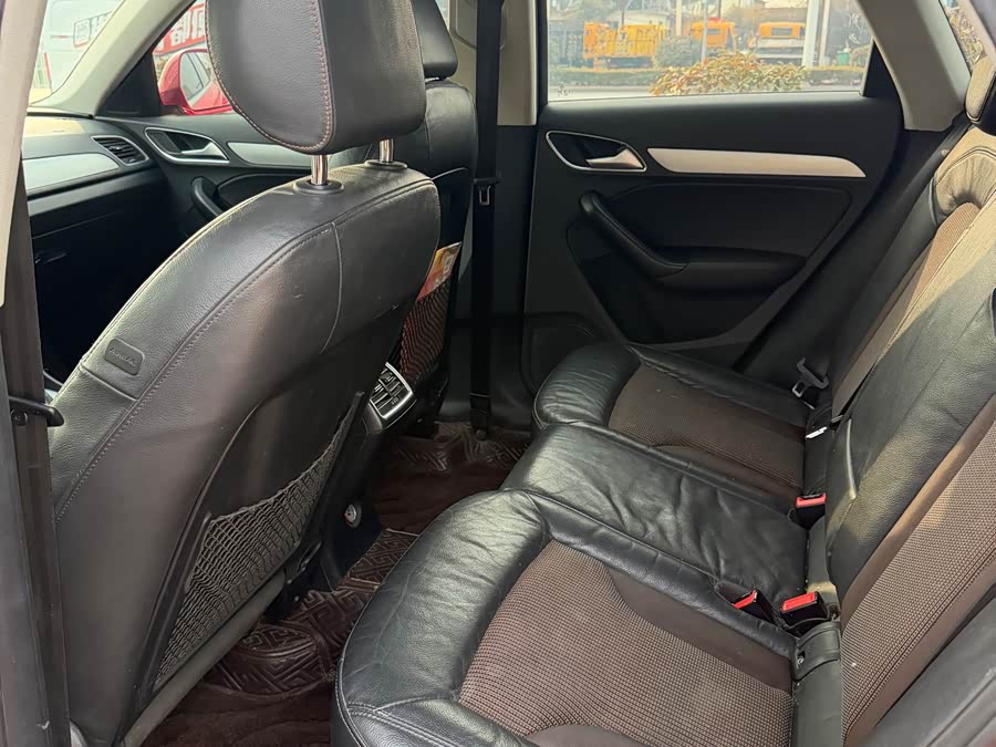 Audi Q3 2018 car image #10