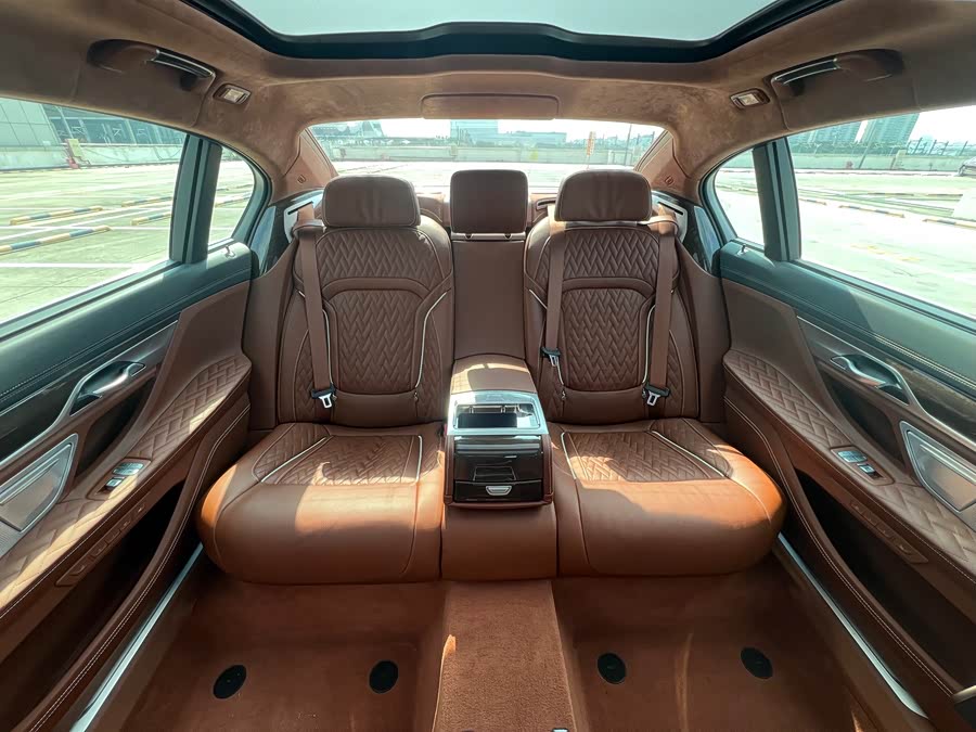 BMW 7 Series 2021 car image #10