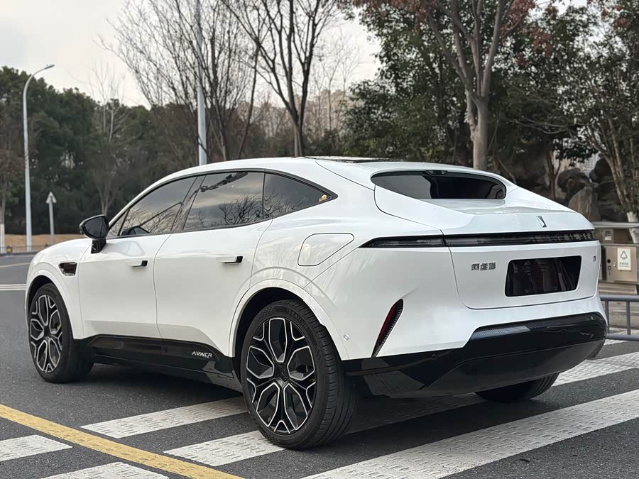 Avatr 11 2023 car image #10