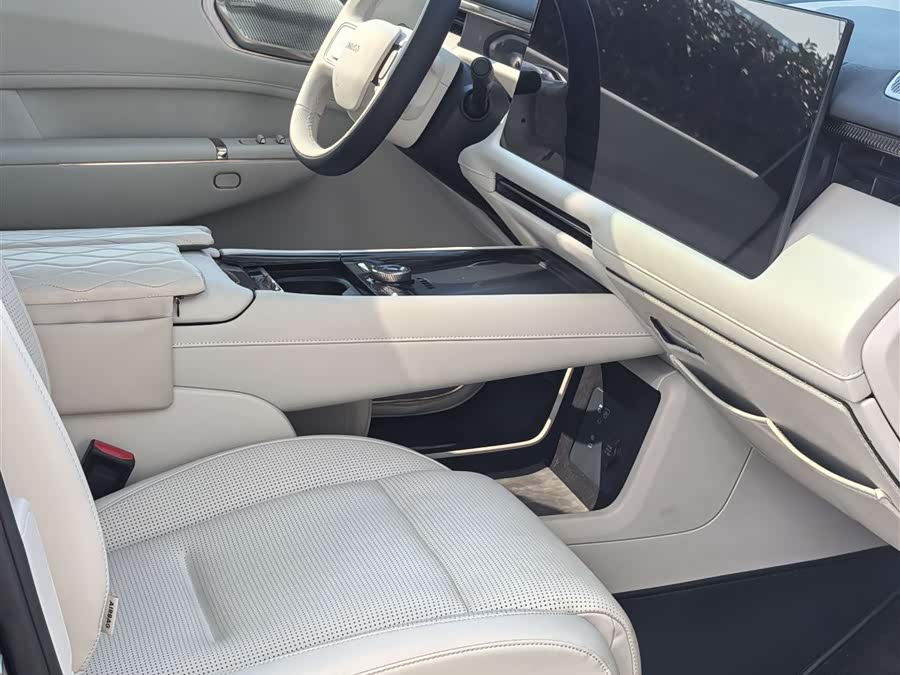 Lynk & Co 900 2025 car image #10