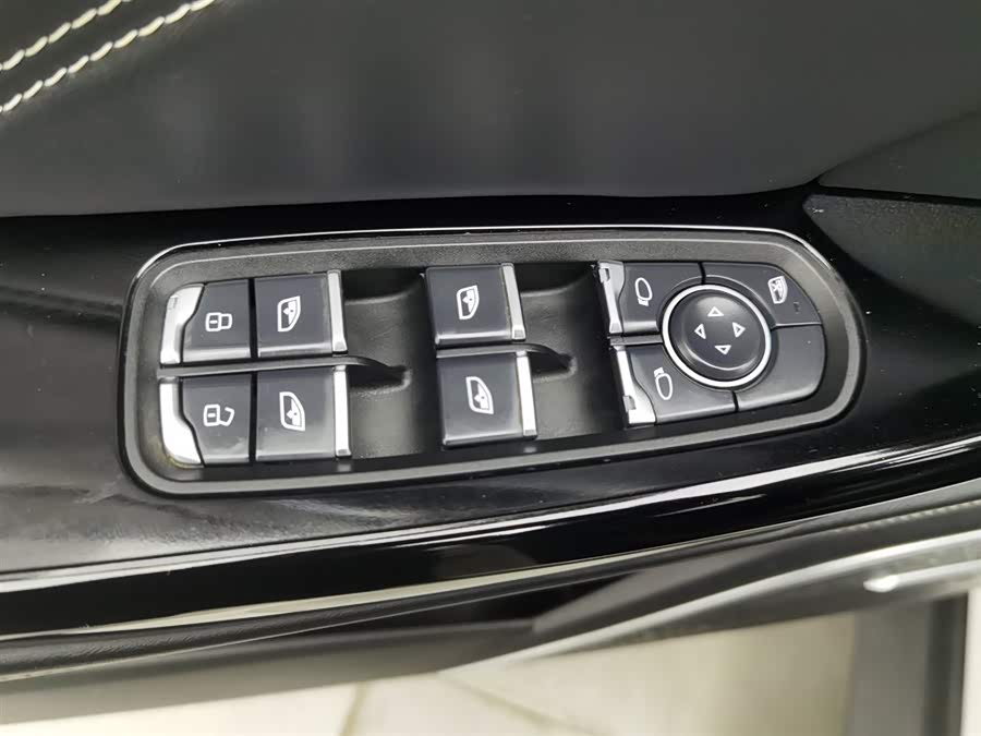 哪吒汽车 哪吒U 2021 汽车图片 #10