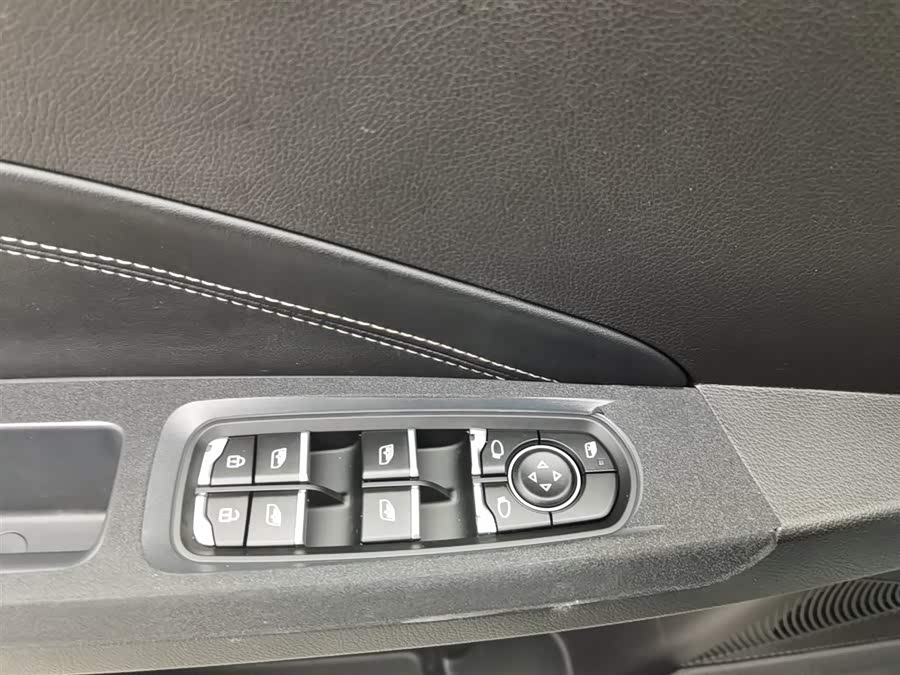 哪吒汽车 哪吒V 2021 汽车图片 #10