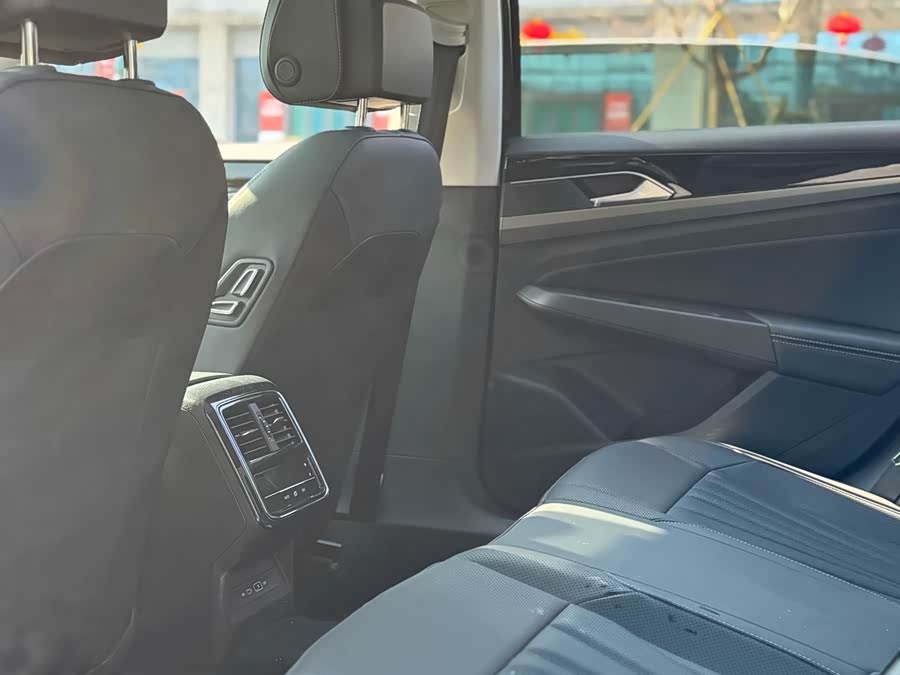 Volkswagen Passat 2025 صورة سيارة #10