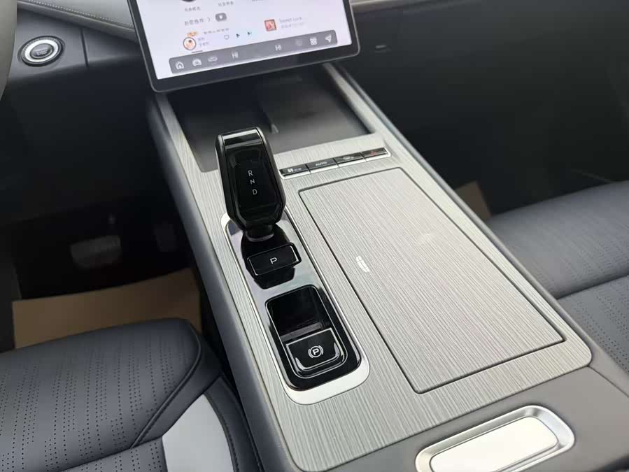 GEELY Boyue L 2024 car image #10