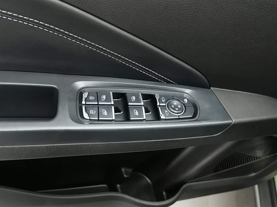 哪吒汽车 哪吒V 2022 汽车图片 #10