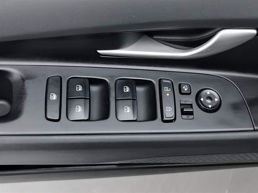 Hyundai Elantra 2023 immagine di auto #10