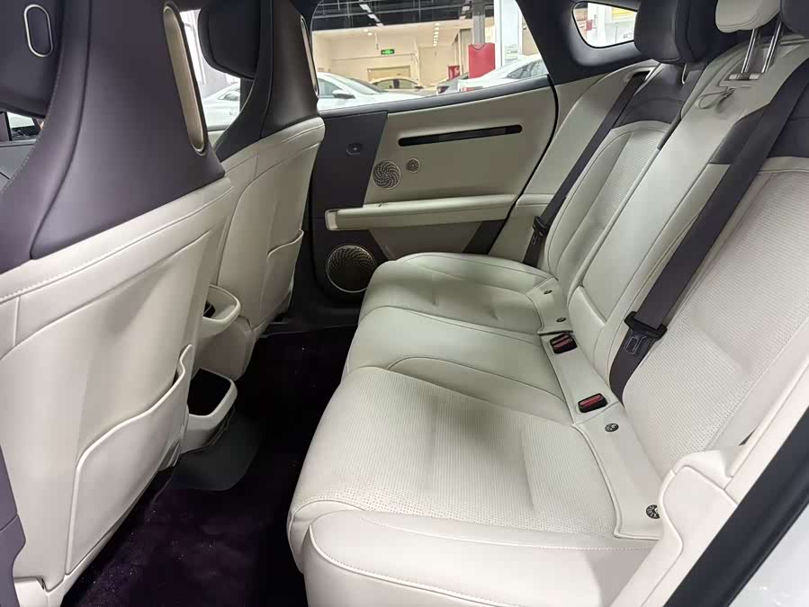 Avatr 06 2025 car image #10