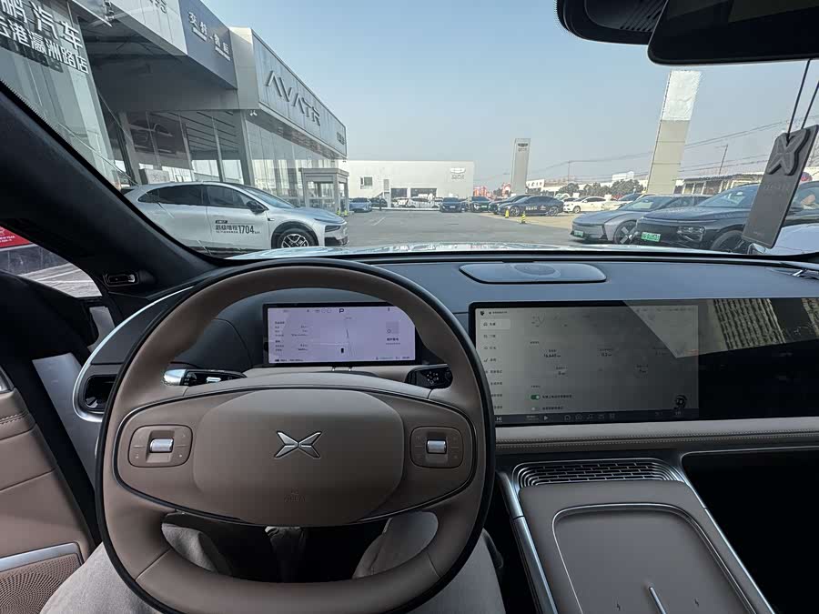 Xpeng G9 2025 car image #10