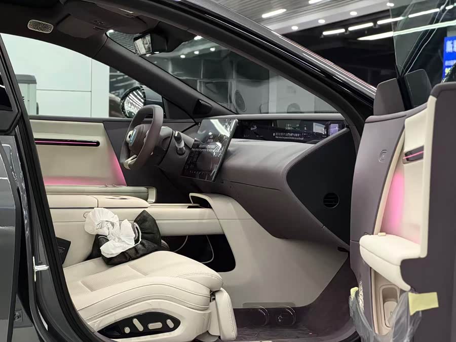 Avatr 06 2025 car image #10