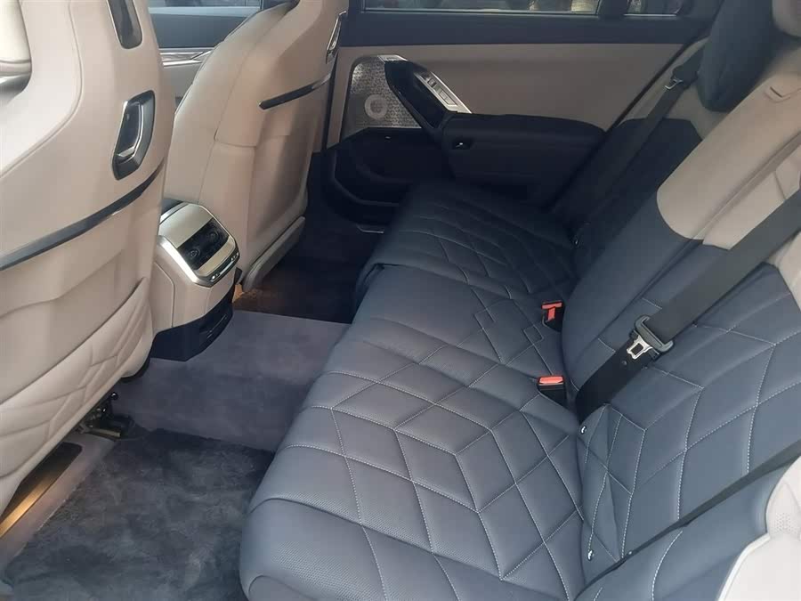 BMW i7 M70L 2025 car image #10