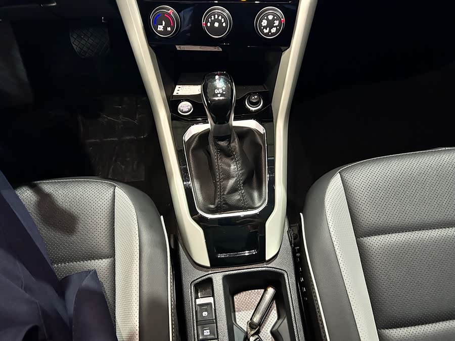 Volkswagen T-Roc 2026 car image #10