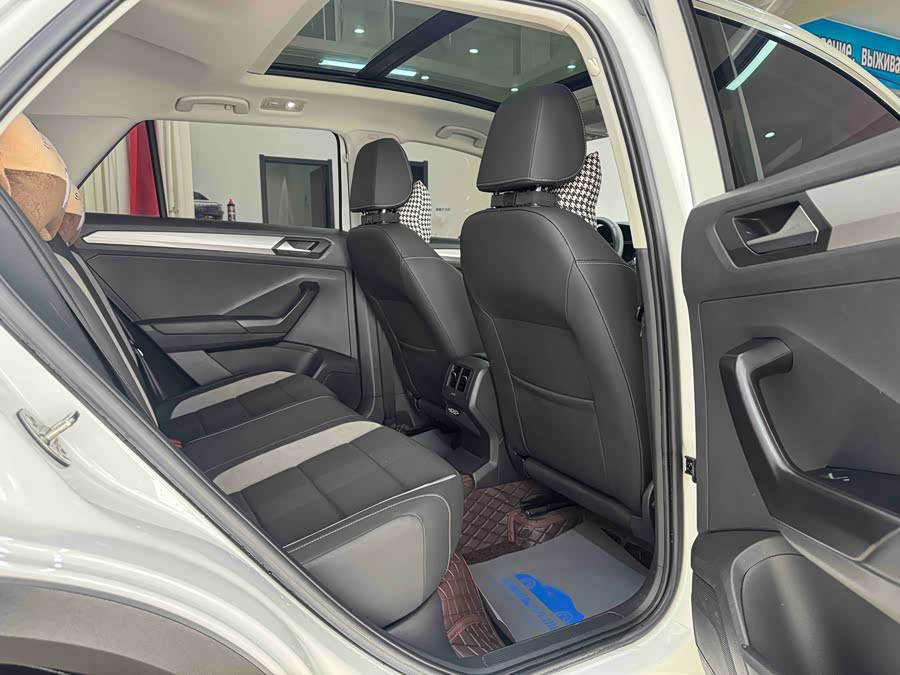 Volkswagen T-Roc 2021 car image #10