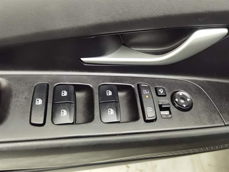 Hyundai Elantra 2023 immagine di auto #10