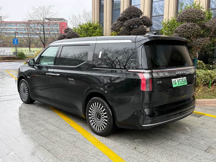 Zeekr 009 2023 car image #10