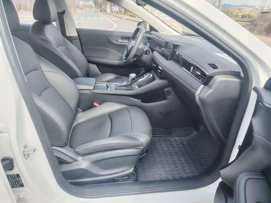 Roewe i5 2026 car image #10