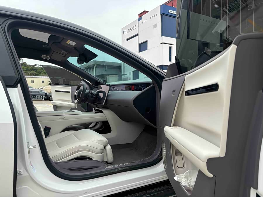 Avatr 06 2025 car image #10