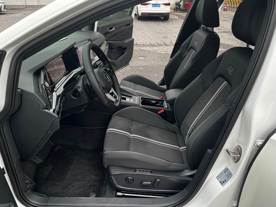 Volkswagen Golf 2024 car image #10