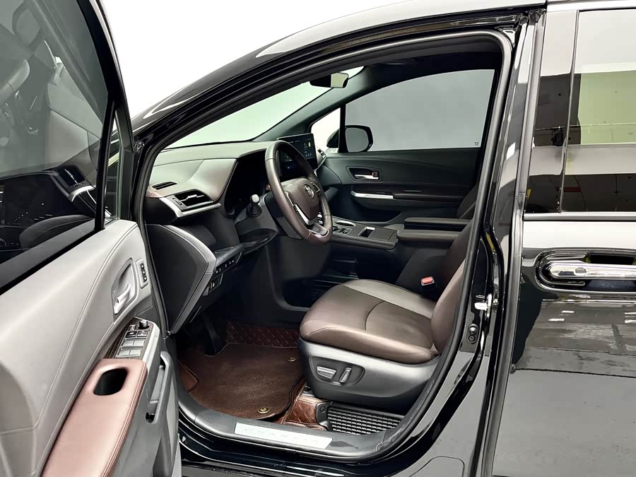 Toyota Granvia 2024 car image #10