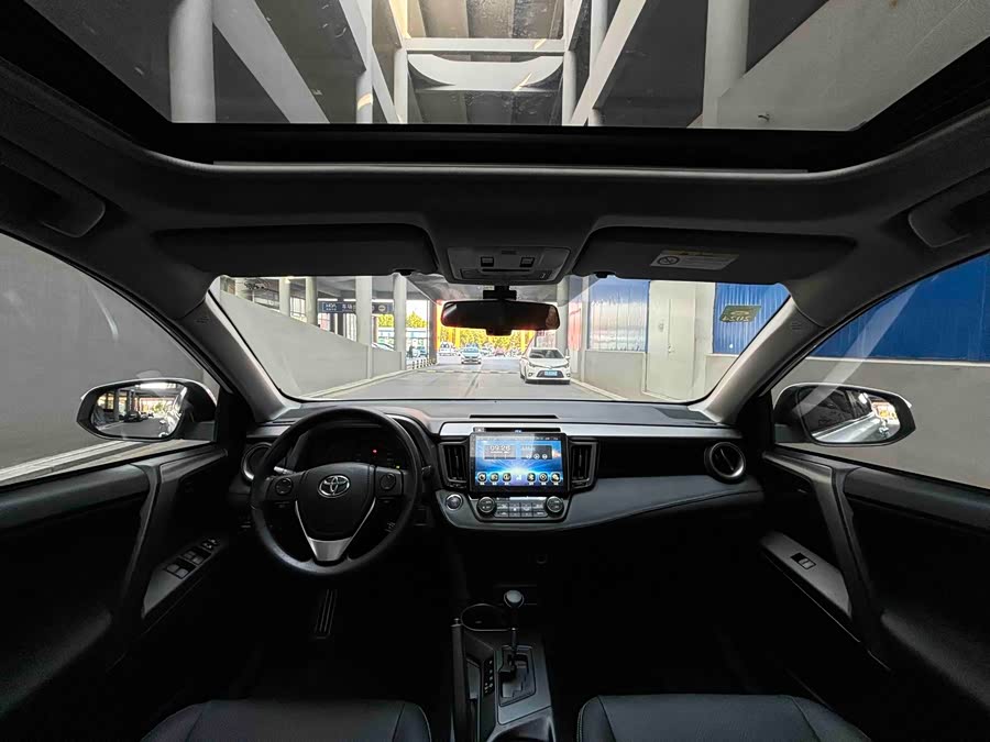 Toyota RAV4 2017 car image #10