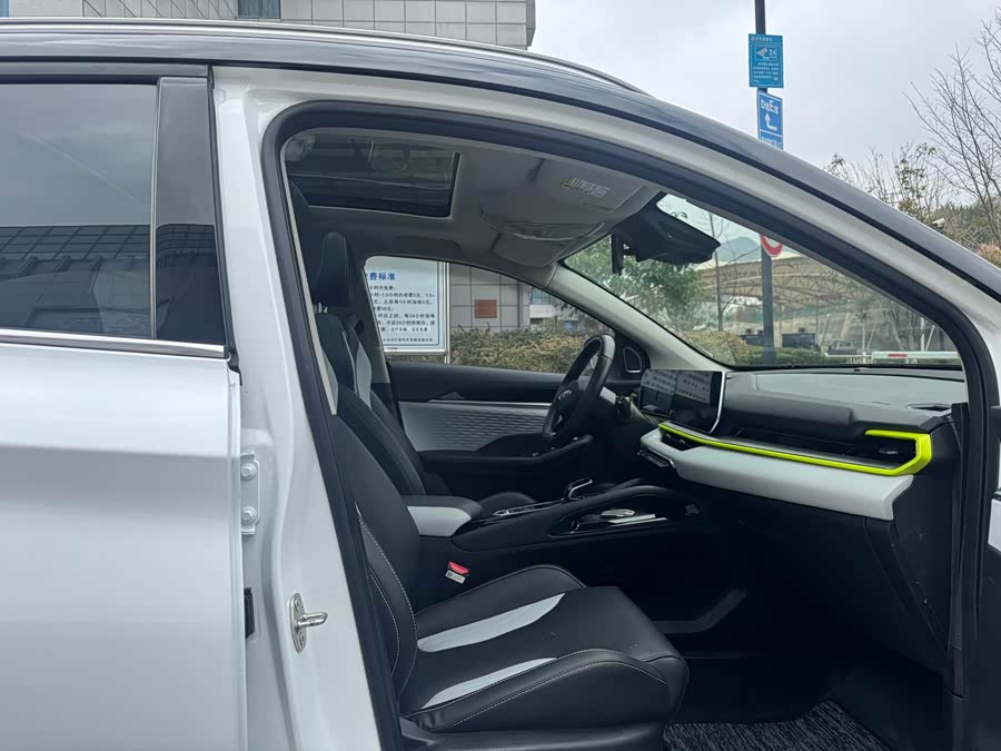 GEELY Coolray 2023 car image #10