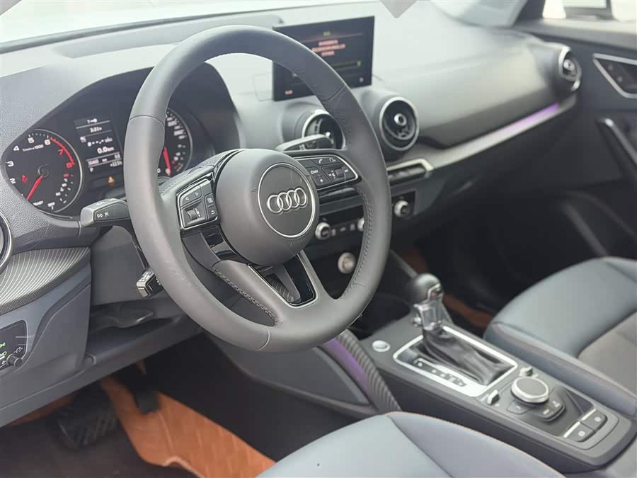 Audi Q2L 2020 car image #10