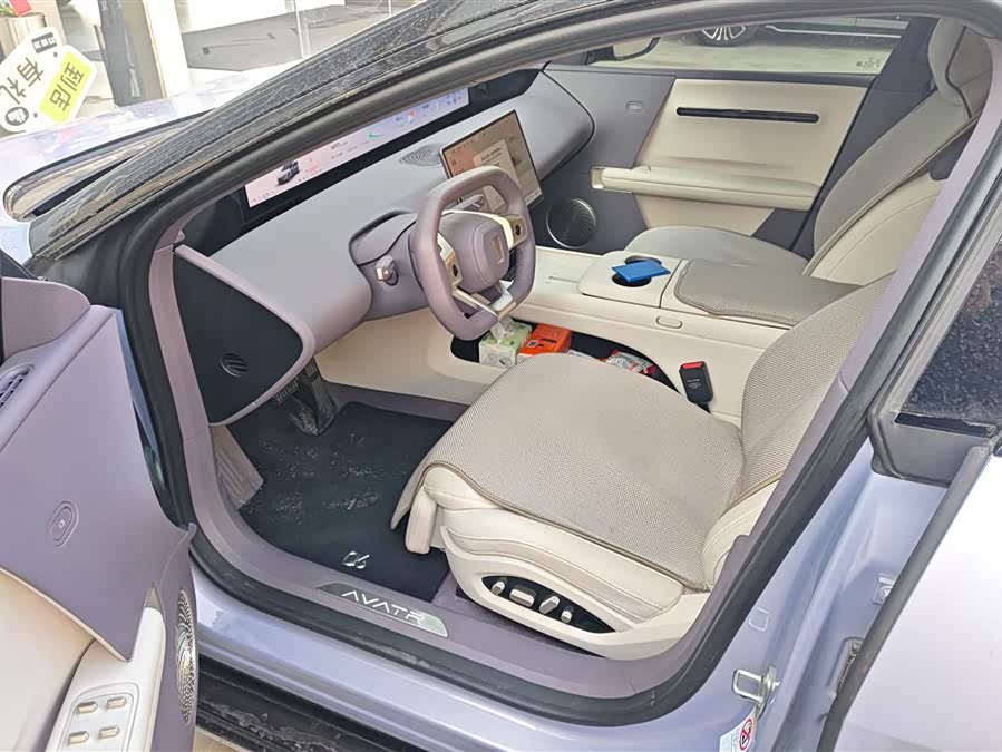 Avatr 06 2025 car image #10