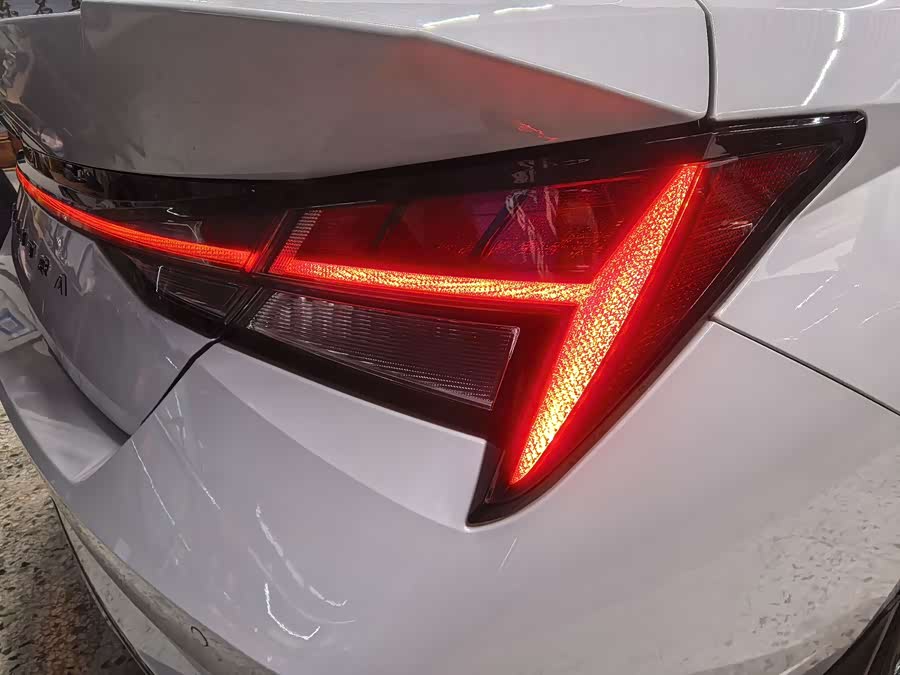 Hyundai Elantra 2023 immagine di auto #10