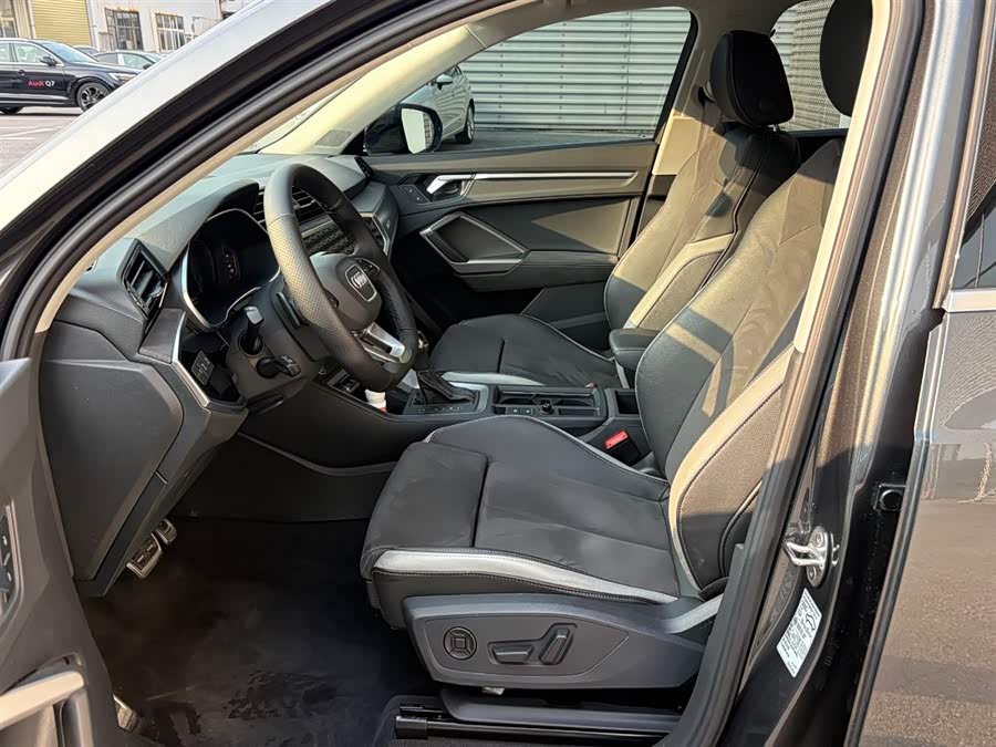 Audi Q3 2023 car image #10