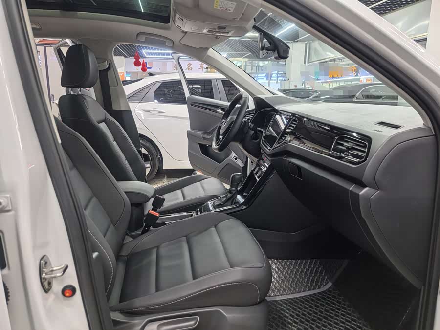 Volkswagen T-Roc 2022 car image #10