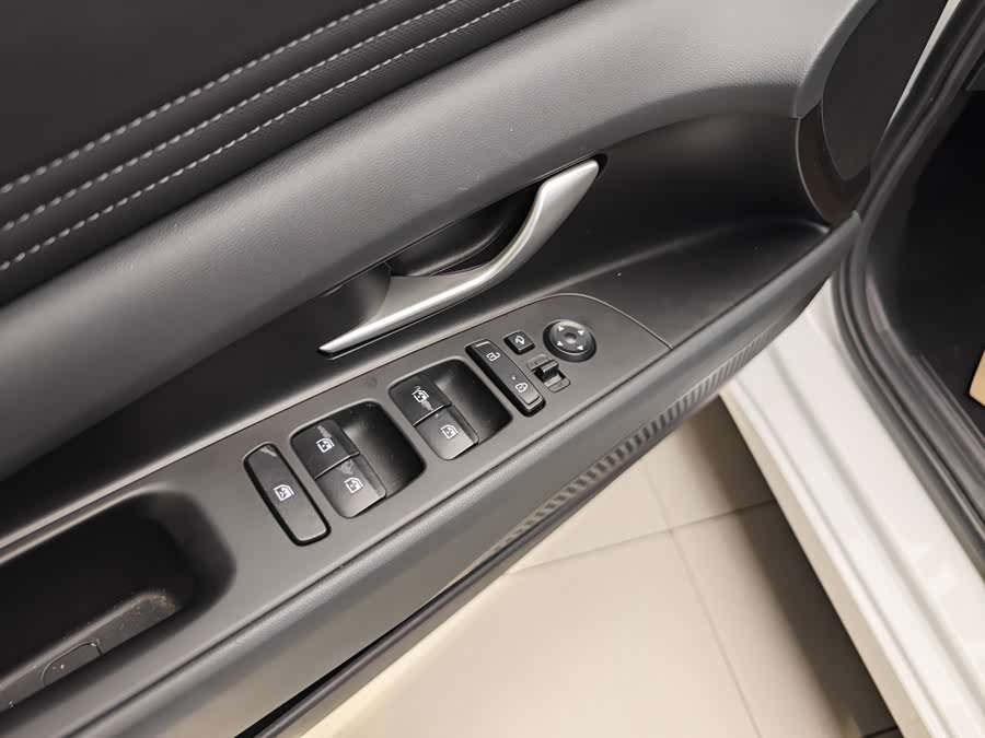 Hyundai Elantra 2023 immagine di auto #10