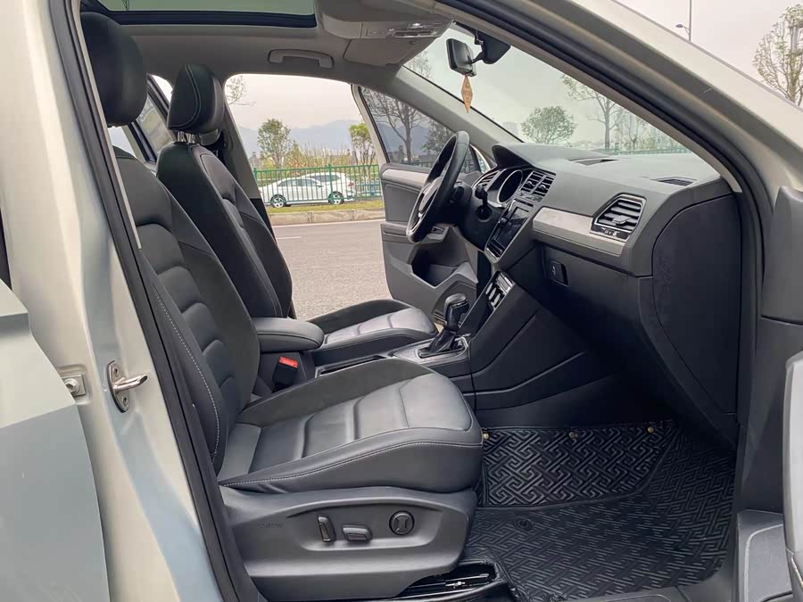 Volkswagen Tiguan L 2019 immagine di auto #10