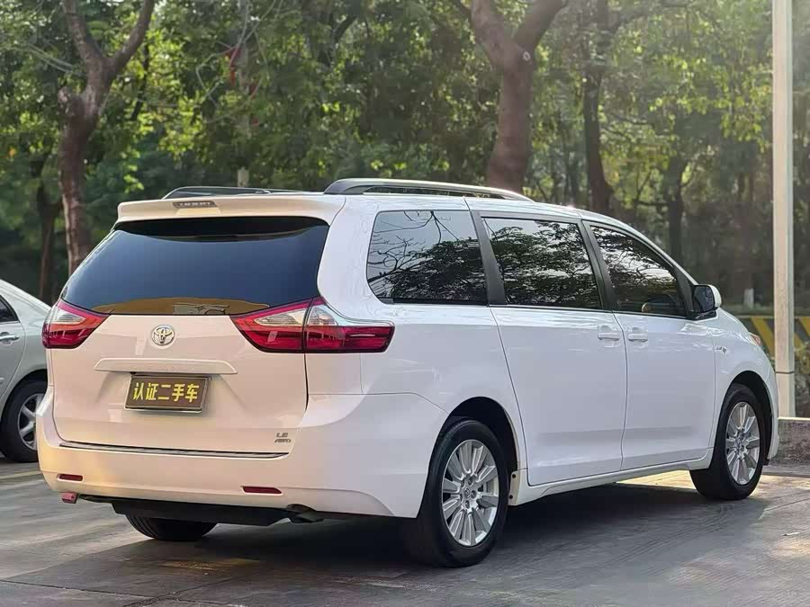 Toyota SIENNA 2018 car image #10