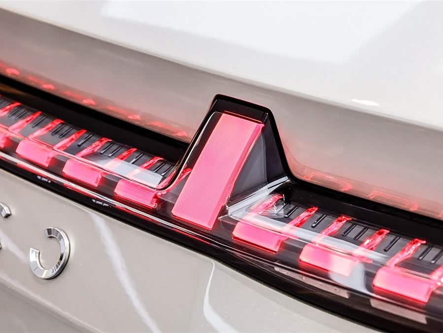 Lynk & Co 08 EM-P 2024 car image #10