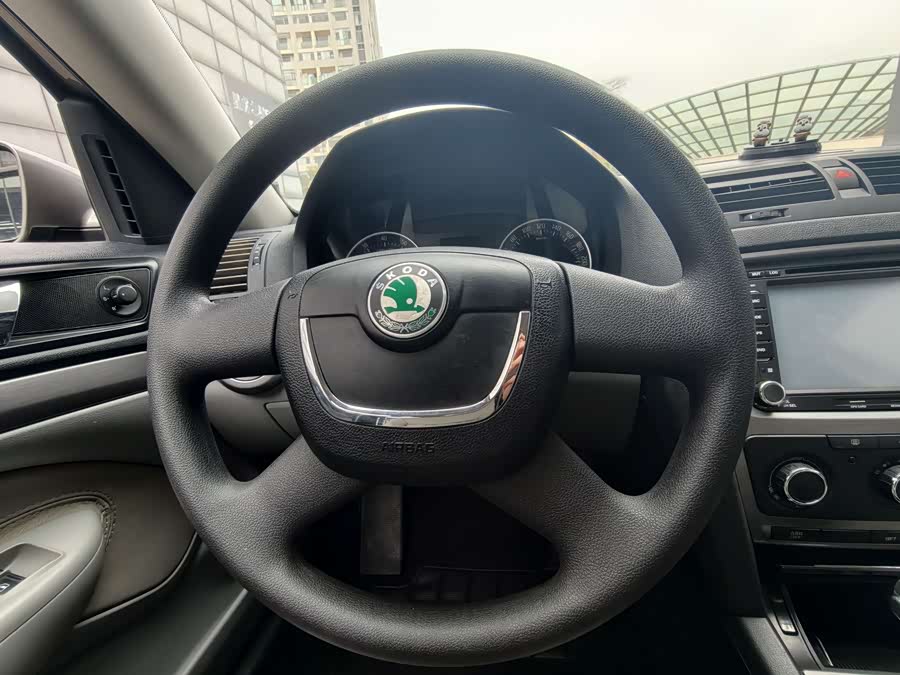 Skoda Octavia 2012 car image #10