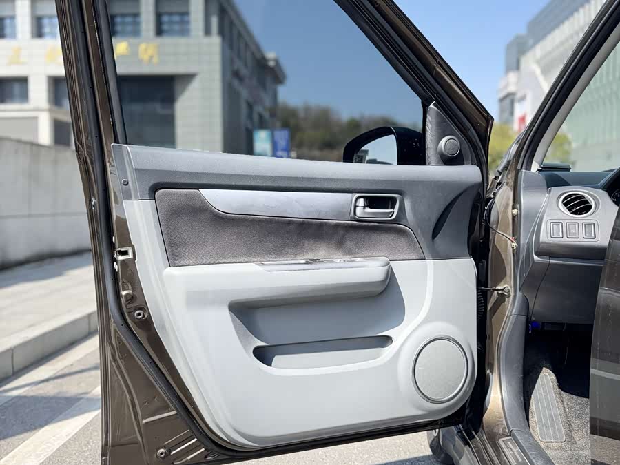 Suzuki Swift 2015 car image #10