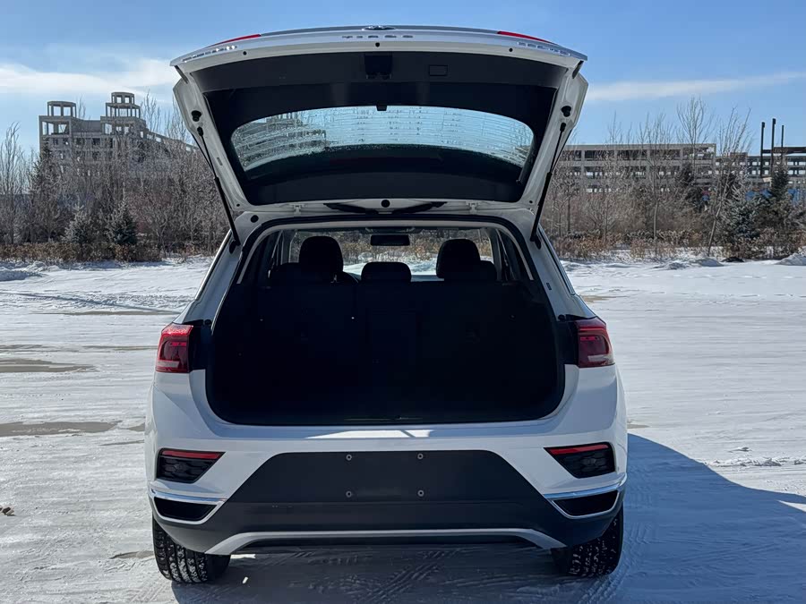 Volkswagen T-Roc 2023 car image #10