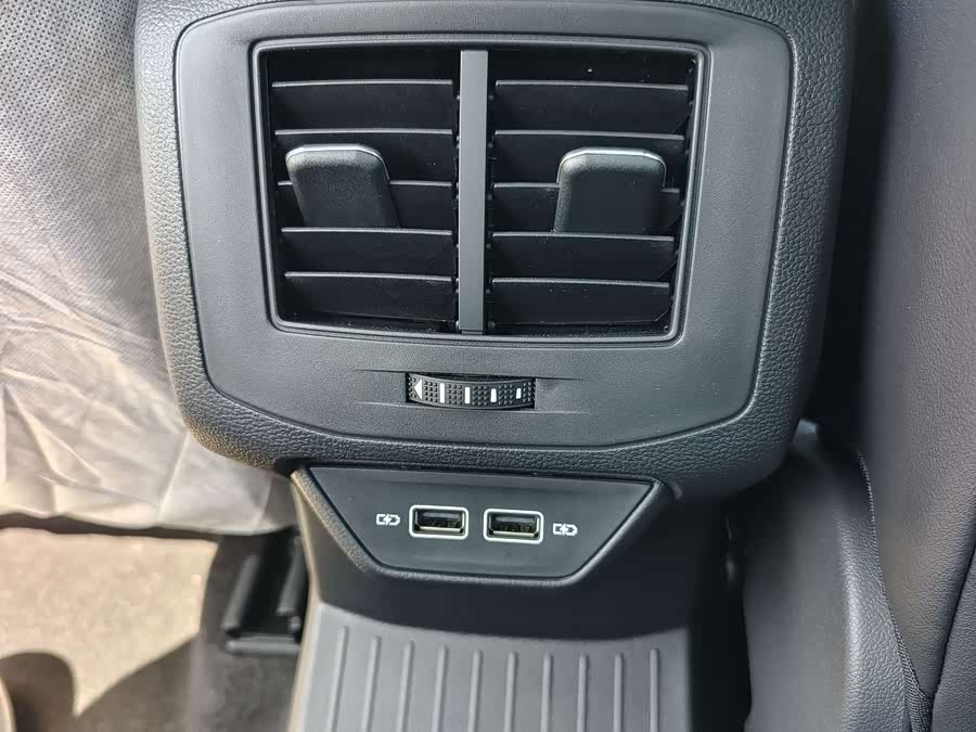 Volkswagen T-Roc 2026 car image #10