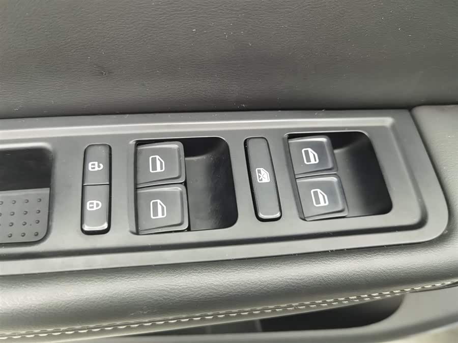 X70M 2022 car image #10