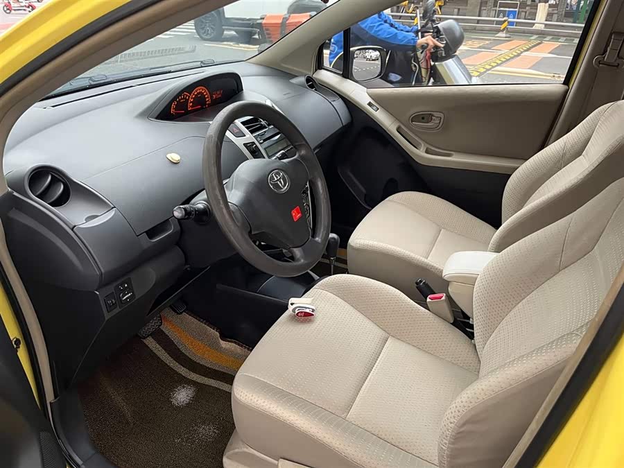 Toyota Yaris 2011 изображение автомобиля #10