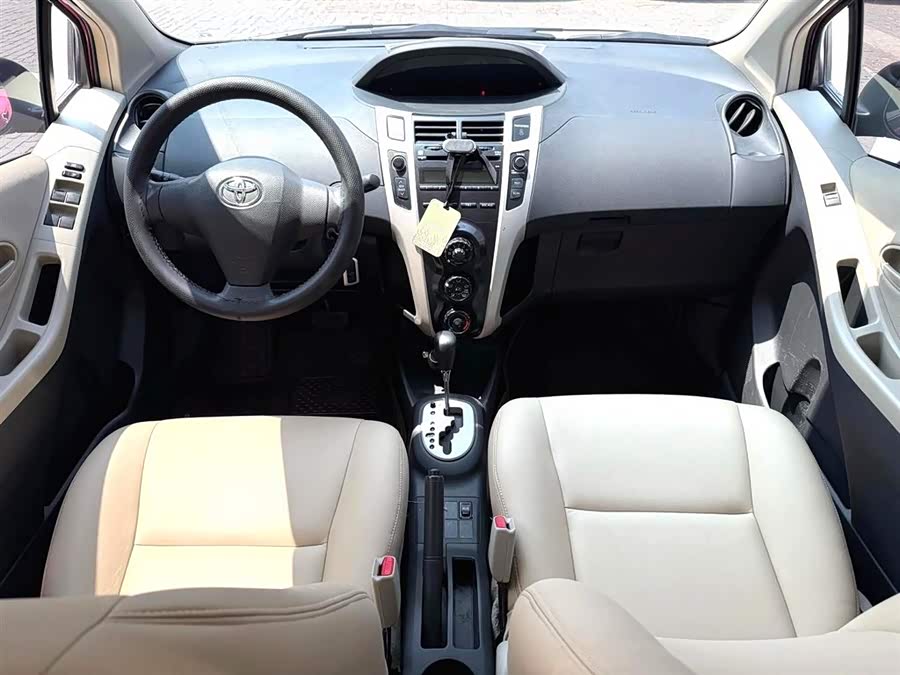 Toyota Yaris 2011 car image #10