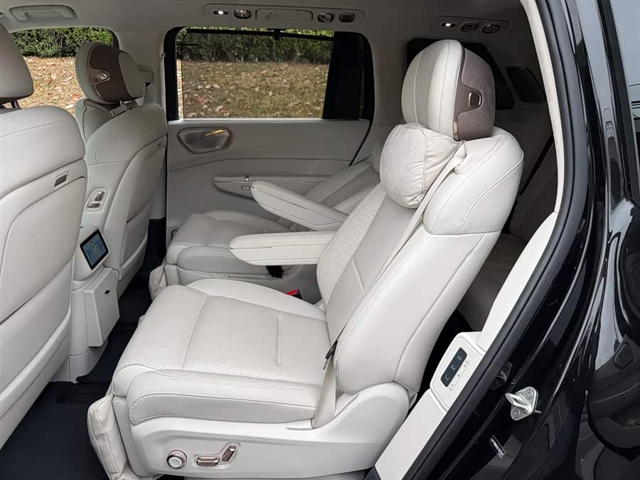 Lynk & Co 900 2025 car image #10