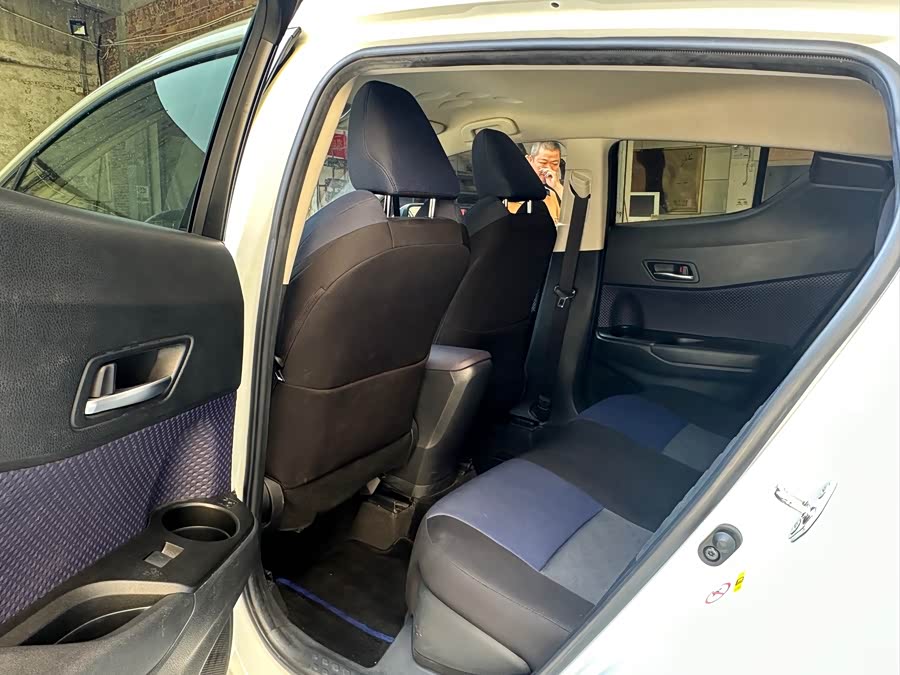 Toyota C-HR 2019 car image #10