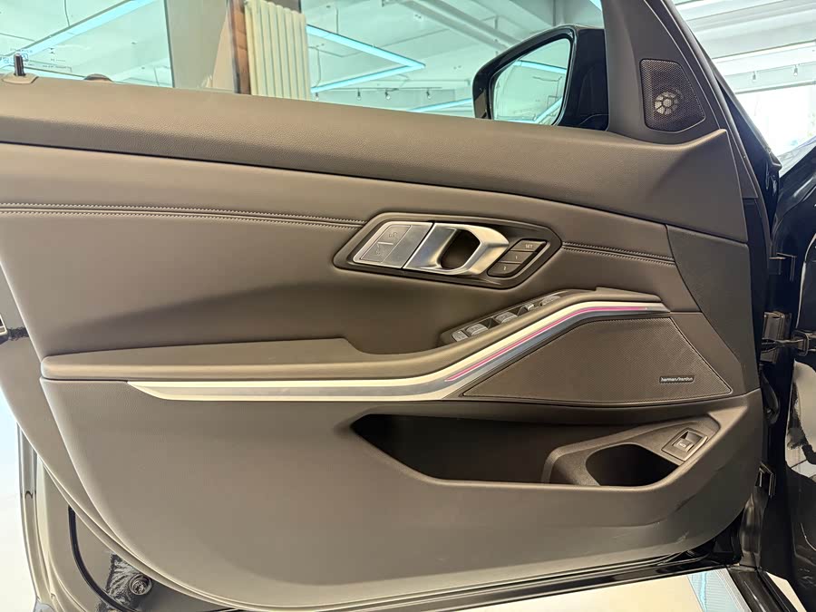 BMW M3 2025 imagem de carro #10