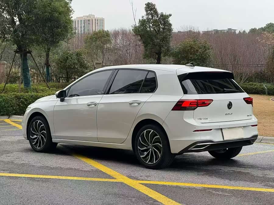 Volkswagen Golf 2023 car image #10