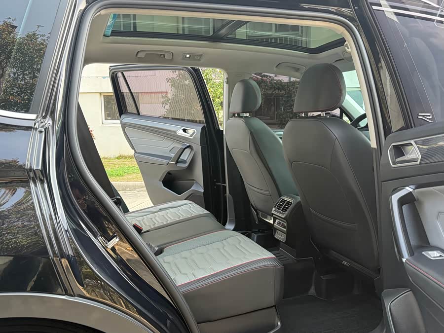 Volkswagen Tiguan L 2021 car image #10