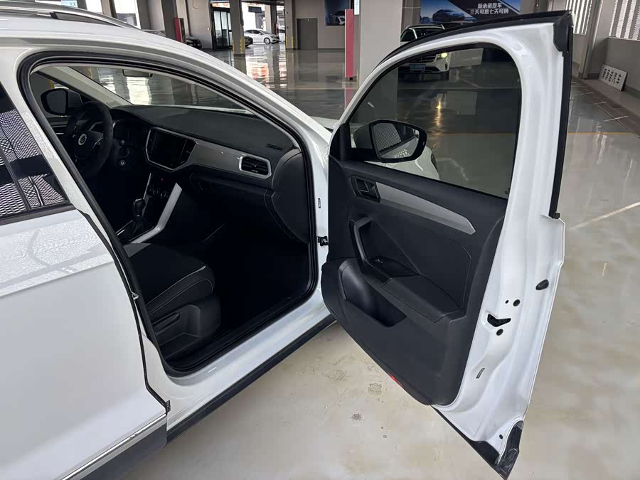 Volkswagen T-Roc 2021 car image #10